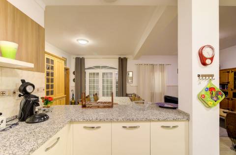 Elegante moradia T3 totalmente mobilada, com garagem privativa, amplos terraços, zona de BBQ, cave versátil e jardins envolventes pensada para quem valoriza conforto e qualidade de vida.