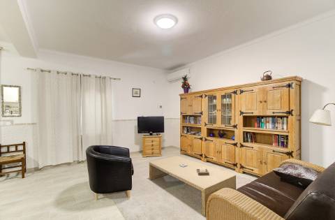 Elegante moradia T3 totalmente mobilada, com garagem privativa, amplos terraços, zona de BBQ, cave versátil e jardins envolventes pensada para quem valoriza conforto e qualidade de vida.