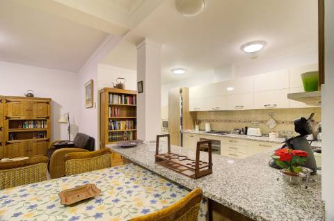 Elegante moradia T3 totalmente mobilada, com garagem privativa, amplos terraços, zona de BBQ, cave versátil e jardins envolventes pensada para quem valoriza conforto e qualidade de vida.