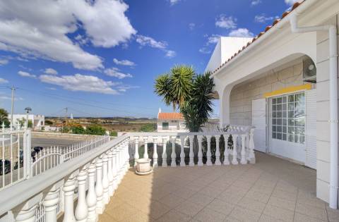 Elegante moradia T3 totalmente mobilada, com garagem privativa, amplos terraços, zona de BBQ, cave versátil e jardins envolventes pensada para quem valoriza conforto e qualidade de vida.