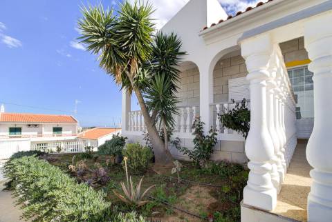 Elegante moradia T3 totalmente mobilada, com garagem privativa, amplos terraços, zona de BBQ, cave versátil e jardins envolventes pensada para quem valoriza conforto e qualidade de vida.
