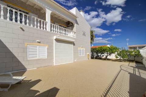 Elegante moradia T3 totalmente mobilada, com garagem privativa, amplos terraços, zona de BBQ, cave versátil e jardins envolventes pensada para quem valoriza conforto e qualidade de vida.