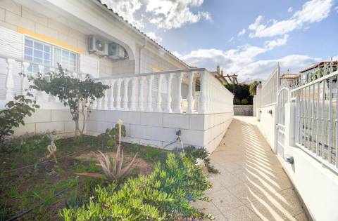 Elegante moradia T3 totalmente mobilada, com garagem privativa, amplos terraços, zona de BBQ, cave versátil e jardins envolventes pensada para quem valoriza conforto e qualidade de vida.