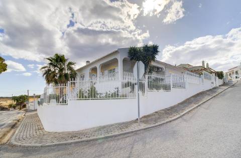 Elegante moradia T3 totalmente mobilada, com garagem privativa, amplos terraços, zona de BBQ, cave versátil e jardins envolventes pensada para quem valoriza conforto e qualidade de vida.