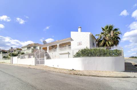 Elegante moradia T3 totalmente mobilada, com garagem privativa, amplos terraços, zona de BBQ, cave versátil e jardins envolventes pensada para quem valoriza conforto e qualidade de vida.