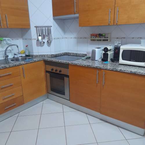 Apartamento T1 amplo, totalmente mobilado, com varandas e excelente luminosidade. Disponível para arrendamento sazonal. Ideal para quem procura conforto, funcionalidade e uma estadia tranquila.