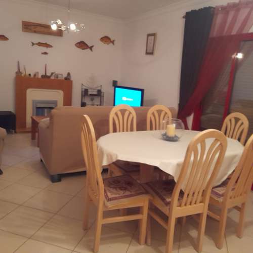 Apartamento T1 amplo, totalmente mobilado, com varandas e excelente luminosidade. Disponível para arrendamento sazonal. Ideal para quem procura conforto, funcionalidade e uma estadia tranquila.