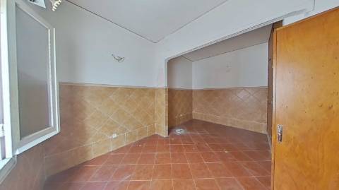 Moradia T2 com Terraço e Duas Entradas Independentes | Baixa de Olhão