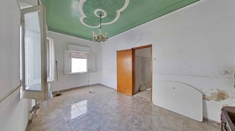 Moradia T2 com Terraço e Duas Entradas Independentes | Baixa de Olhão