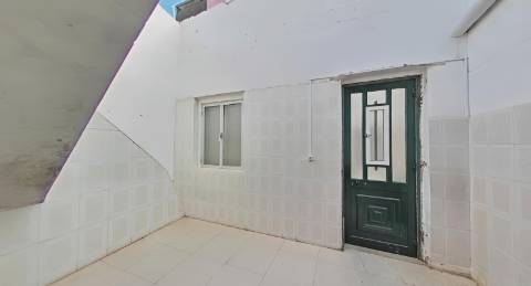 Moradia T2 com Terraço e Duas Entradas Independentes | Baixa de Olhão