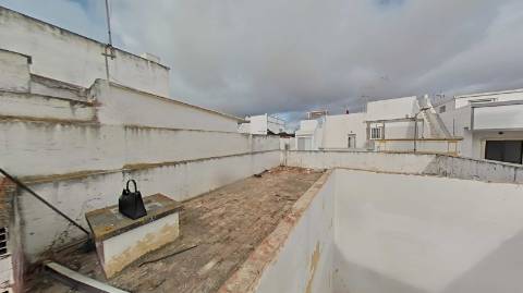 Moradia T2 com Terraço e Duas Entradas Independentes | Baixa de Olhão