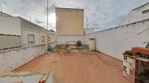 Moradia T2 com Terraço e Duas Entradas Independentes | Baixa de Olhão