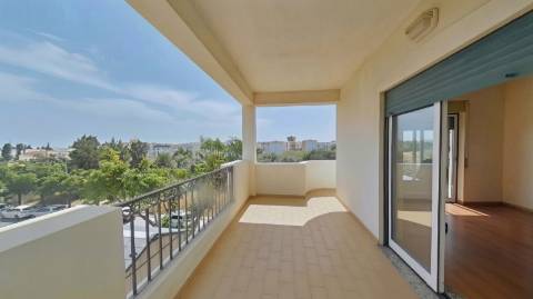 Apartamento T4 com elevador e dois lugares de garagem centro de Olhão!