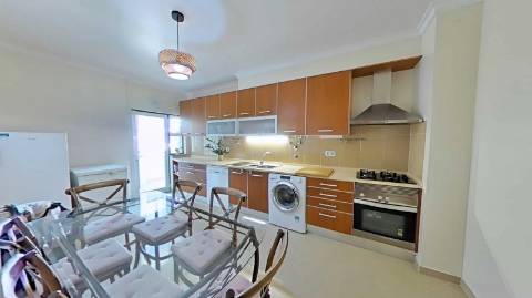 Apartamento T4 com elevador e dois lugares de garagem centro de Olhão!