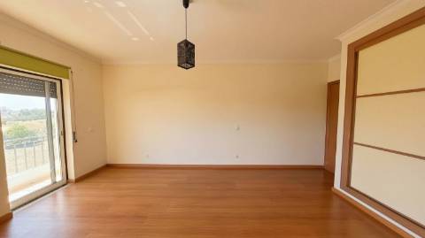 Apartamento T4 com elevador e dois lugares de garagem centro de Olhão!