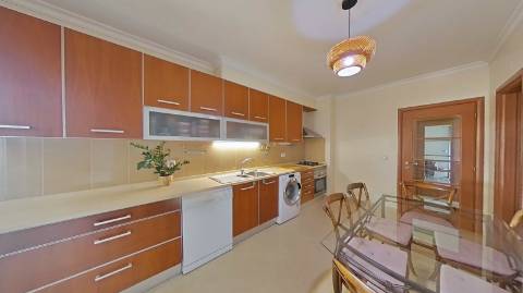 Apartamento T4 com elevador e dois lugares de garagem centro de Olhão!