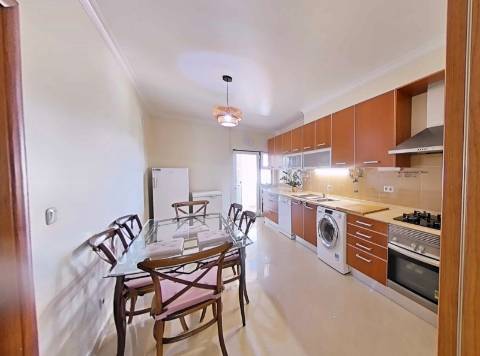 Apartamento T4 com elevador e dois lugares de garagem centro de Olhão!