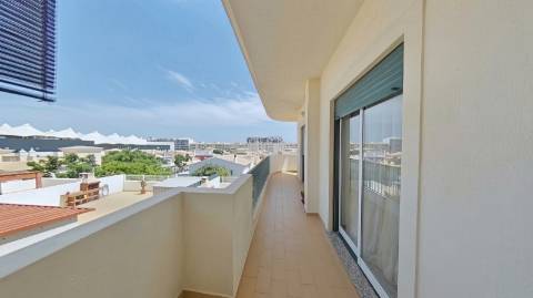 Apartamento T4 com elevador e dois lugares de garagem centro de Olhão!