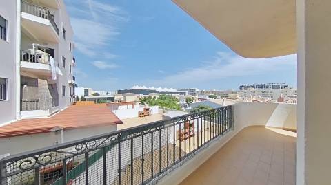 Apartamento T4 com elevador e dois lugares de garagem centro de Olhão!