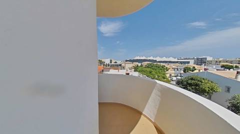 Apartamento T4 com elevador e dois lugares de garagem centro de Olhão!