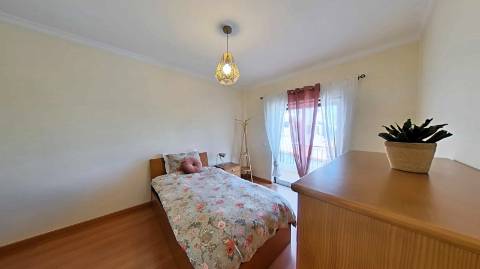 Apartamento T4 com elevador e dois lugares de garagem centro de Olhão!