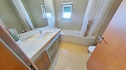 Apartamento T4 com elevador e dois lugares de garagem centro de Olhão!
