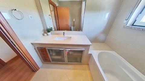 Apartamento T4 com elevador e dois lugares de garagem centro de Olhão!