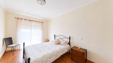 Apartamento T4 com elevador e dois lugares de garagem centro de Olhão!