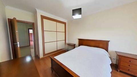 Apartamento T4 com elevador e dois lugares de garagem centro de Olhão!