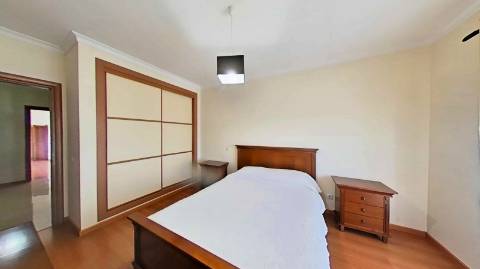 Apartamento T4 com elevador e dois lugares de garagem centro de Olhão!