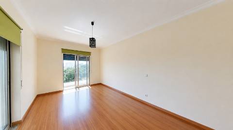 Apartamento T4 com elevador e dois lugares de garagem centro de Olhão!