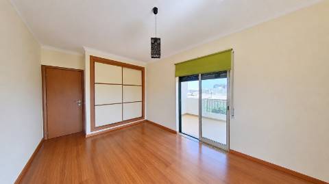 Apartamento T4 com elevador e dois lugares de garagem centro de Olhão!