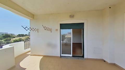 Apartamento T4 com elevador e dois lugares de garagem centro de Olhão!
