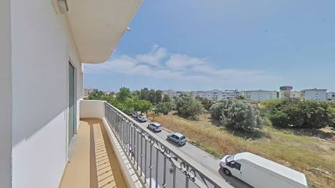 Apartamento T4 com elevador e dois lugares de garagem centro de Olhão!