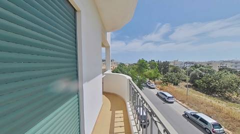 Apartamento T4 com elevador e dois lugares de garagem centro de Olhão!