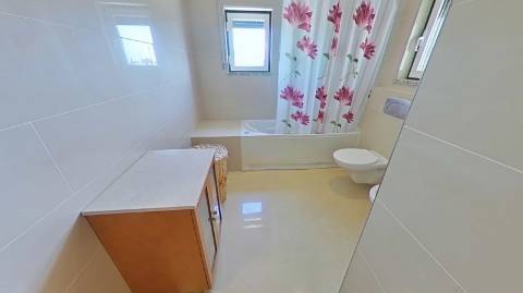 Apartamento T4 com elevador e dois lugares de garagem centro de Olhão!