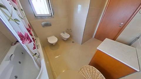 Apartamento T4 com elevador e dois lugares de garagem centro de Olhão!