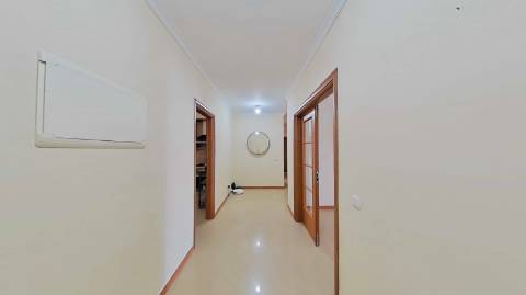 Apartamento T4 com elevador e dois lugares de garagem centro de Olhão!