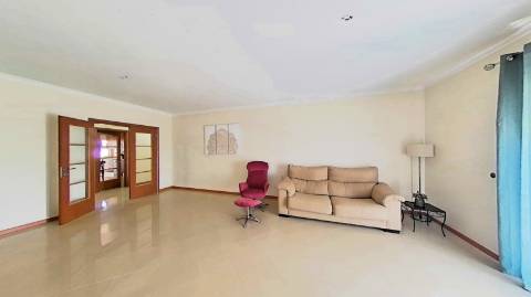 Apartamento T4 com elevador e dois lugares de garagem centro de Olhão!