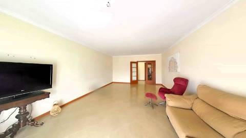 Apartamento T4 com elevador e dois lugares de garagem centro de Olhão!