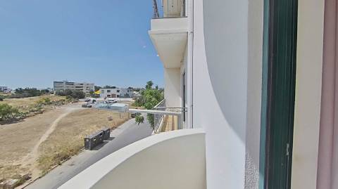 Apartamento T4 com elevador e dois lugares de garagem centro de Olhão!