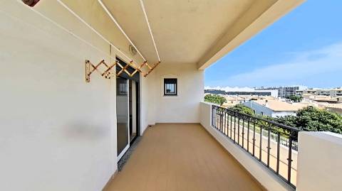 Apartamento T4 com elevador e dois lugares de garagem centro de Olhão!