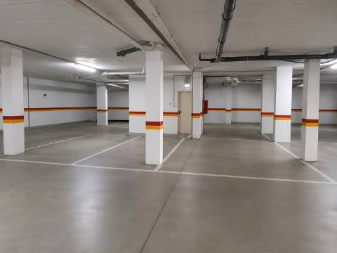 Apartamento T4 com elevador e dois lugares de garagem centro de Olhão!