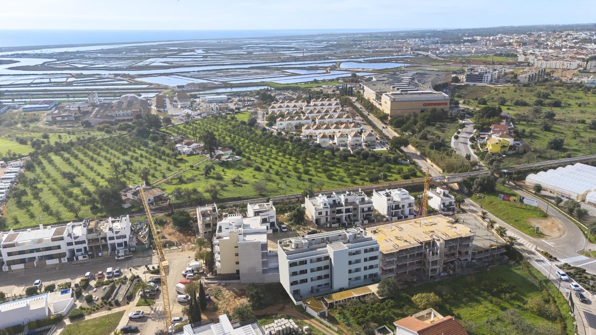 Apartamento T2, de 1.º andar, com varanda e muita luminosidade num empreendimento com piscina em Tavira
