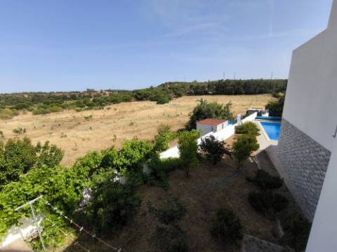 MORADIA COM PISCINA - COM 888 M² - VISTA MAR - EM SÃO BARTOLOMEU - A POUCOS MINUTOS DA PRAIA VERDE - CASTRO MARIM - ALGARVE