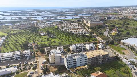 Apartamento T2, de 2.º andar, com duas varandas e muita luminosidade num empreendimento com piscina em Tavira