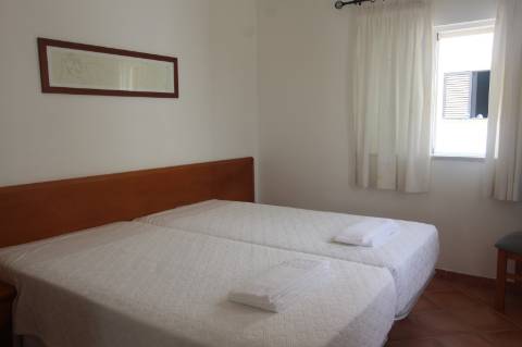 Apart hôtel de 32 quartos e piscina na Ria formosa, com possibilidade de ampliação.