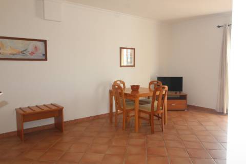 Apart hôtel de 32 quartos e piscina na Ria formosa, com possibilidade de ampliação.