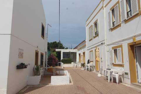 Apart hôtel de 32 quartos e piscina na Ria formosa, com possibilidade de ampliação.