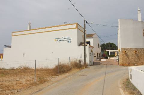 Apart hôtel de 32 quartos e piscina na Ria formosa, com possibilidade de ampliação.